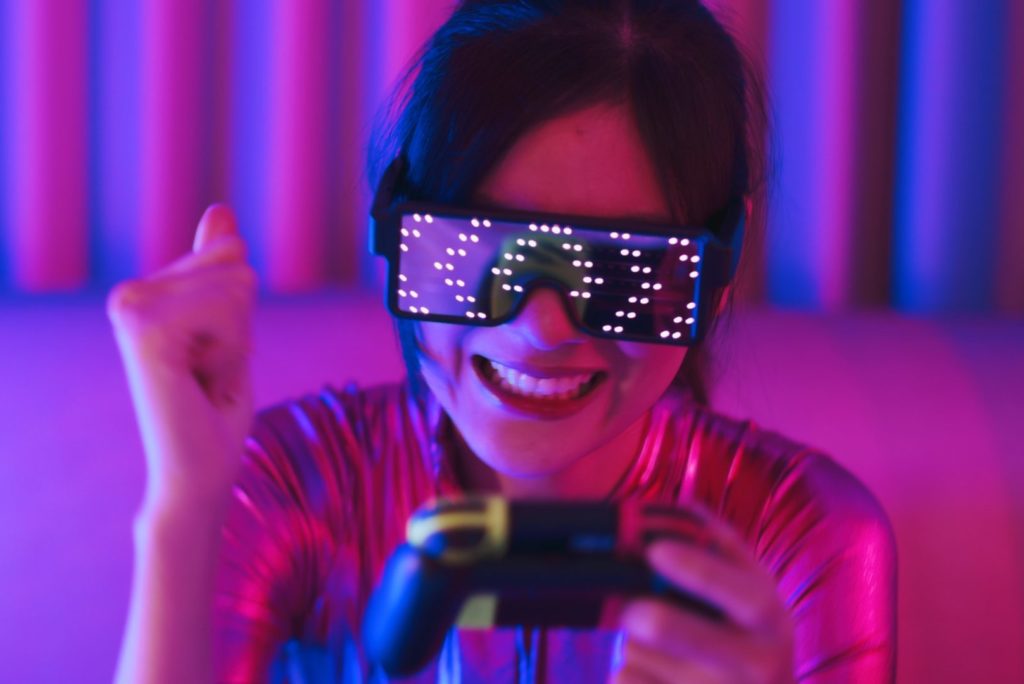 VR-GAMER WOMAN